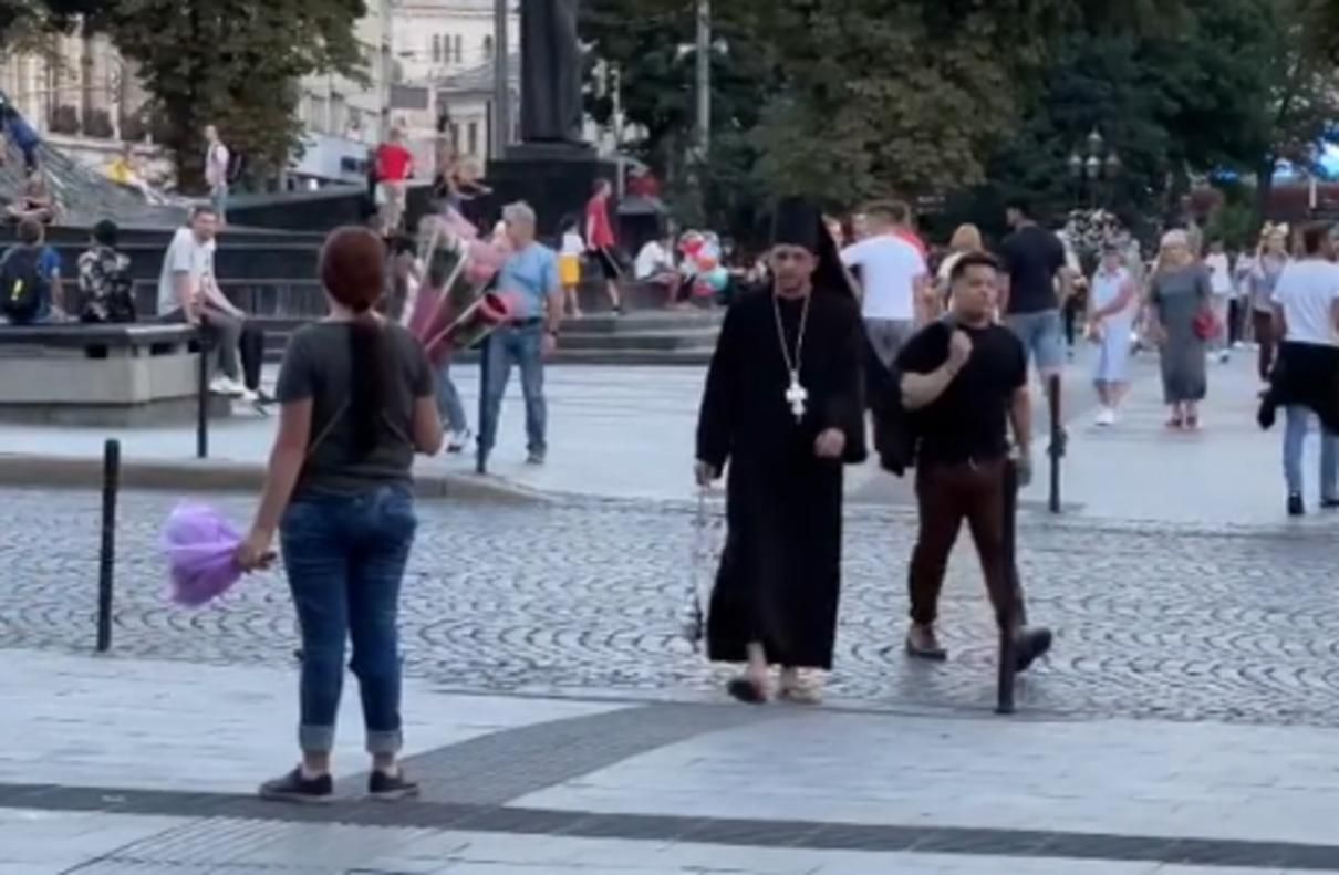 Пранкер у Львові вдягнувся священником і ганявся за перехожим – відео
