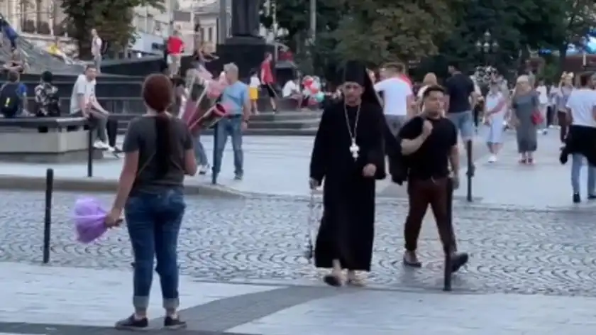 Пранкер во Львове оделся священником и гнался за прохожим – видео