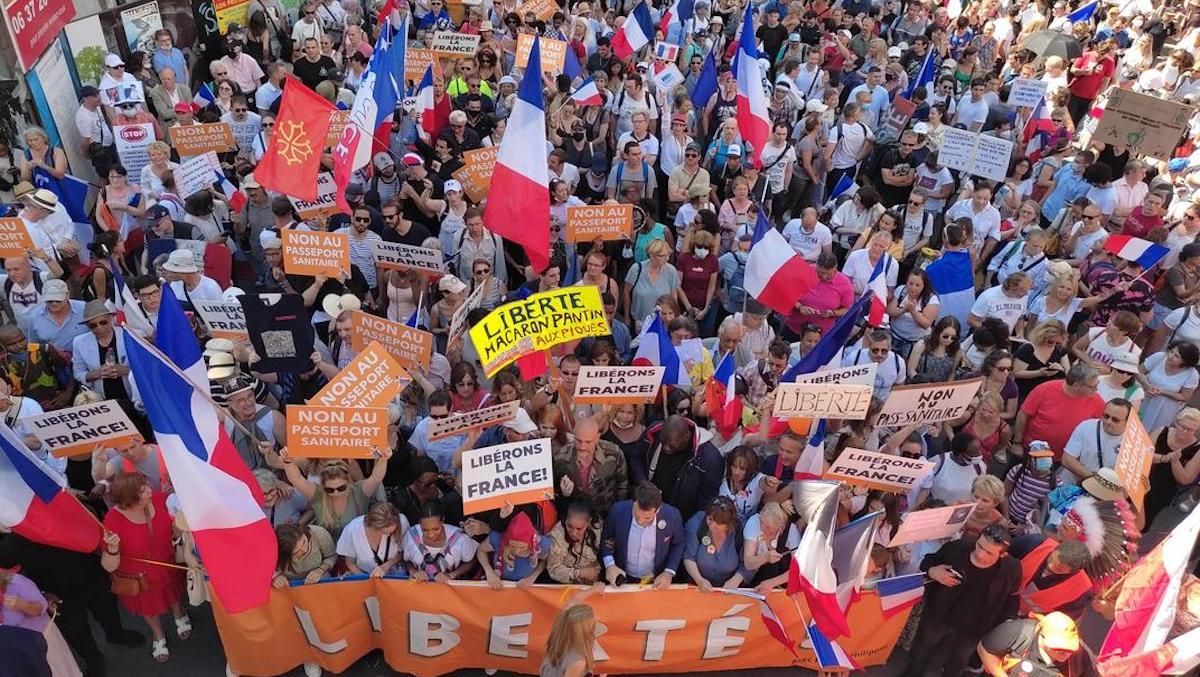 Во Франции – опять масштабные митинги против паспортов здоровья: видео