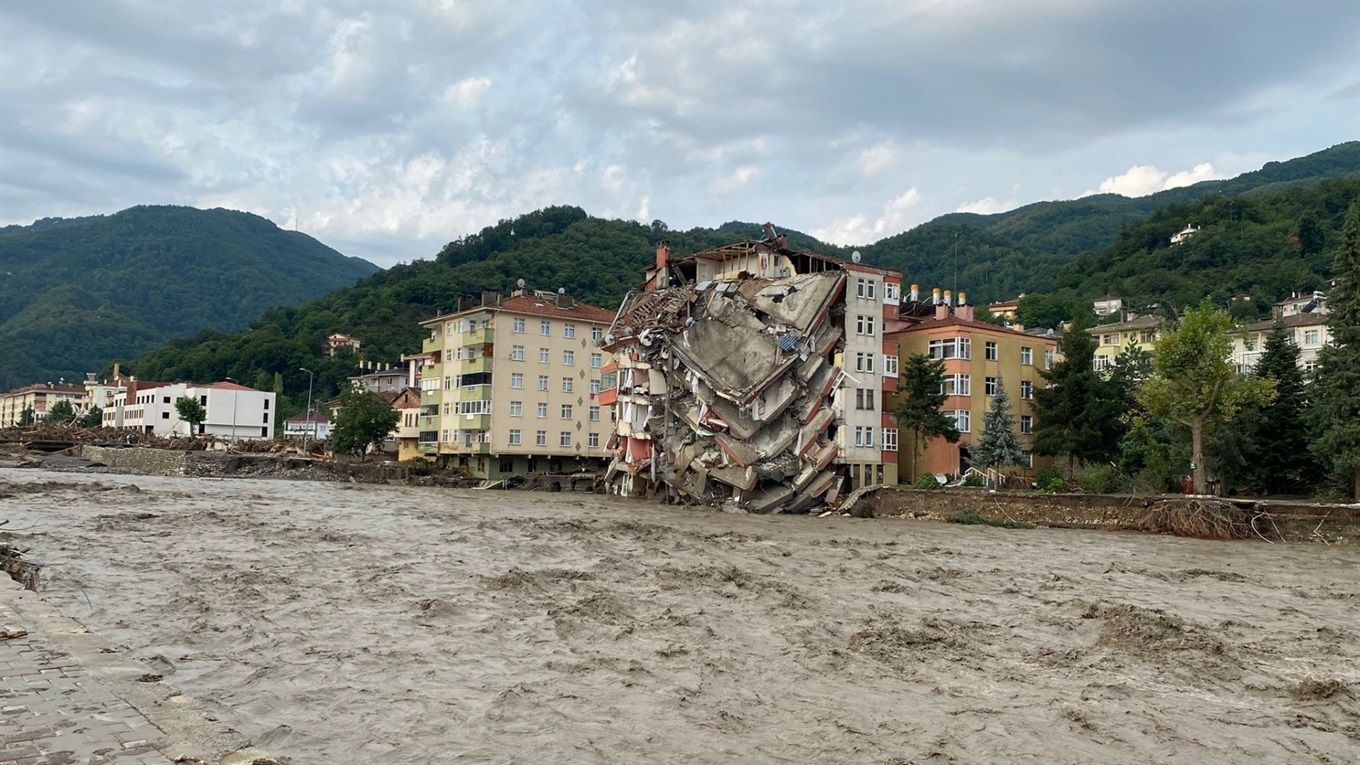 В результате наводнений в Турции погибли 57 человек