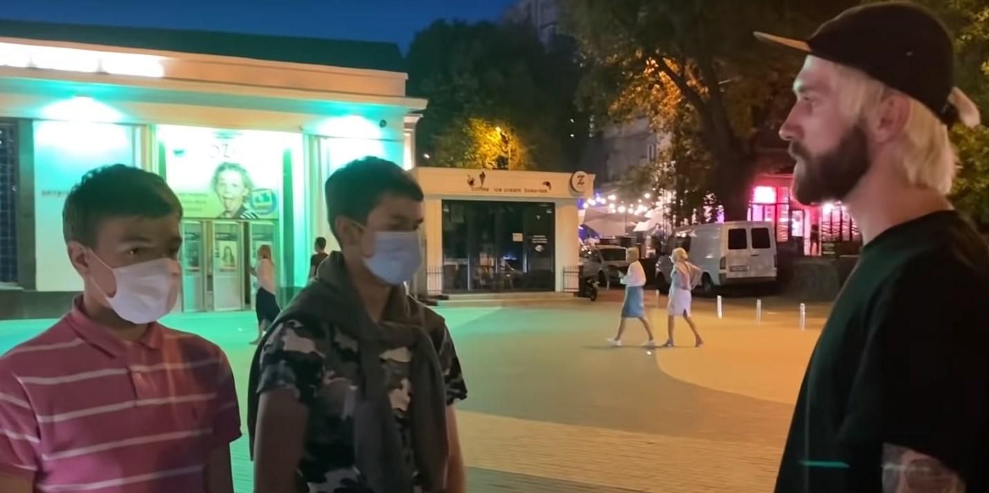 Нападавшие на журналиста в Киеве извинились: видео