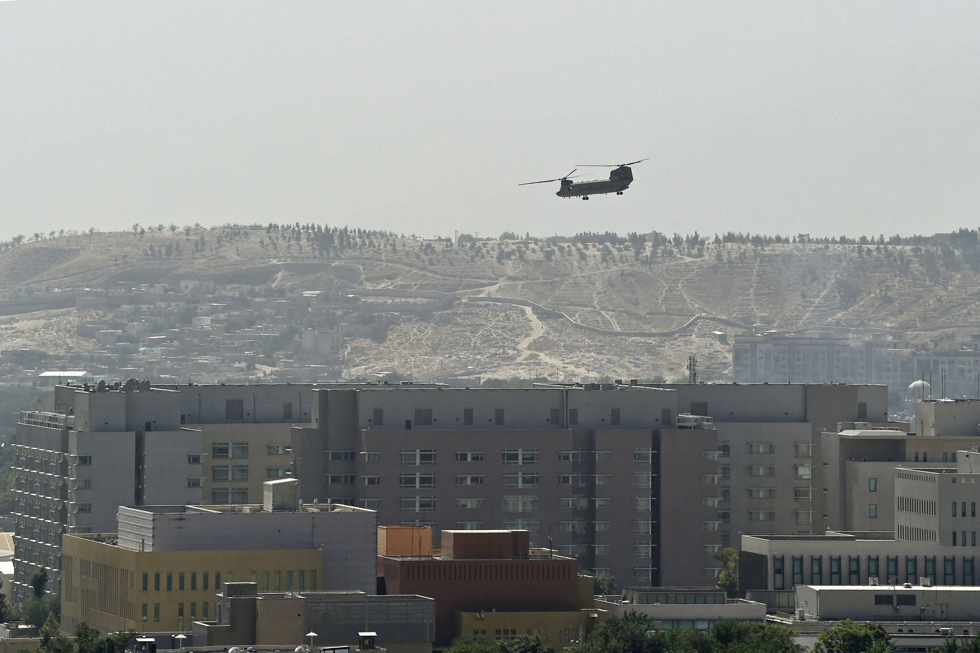 США повітрям евакуюють посольство з Кабула