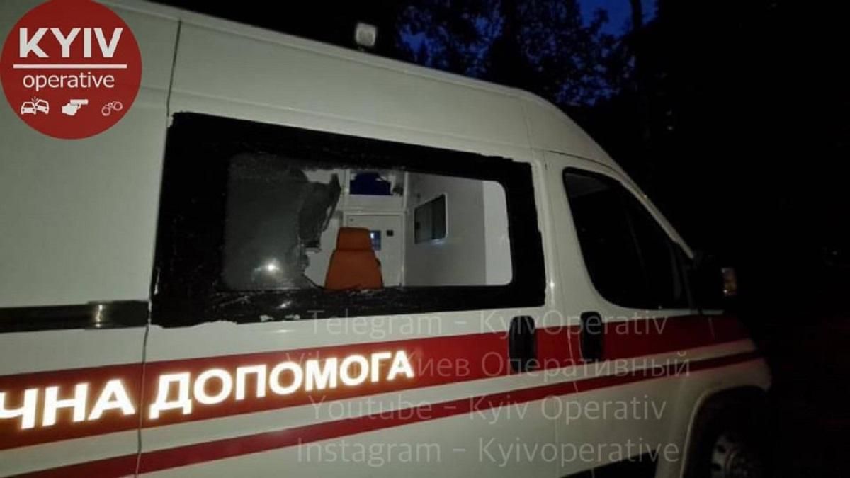 В Киеве неадекватный мужчина с кинжалом напал на врачей В Киеве неадекватный мужчина с кинжалом напал на врачей