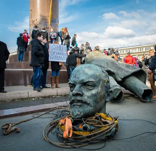 Повалений Ленін, Дніпро, Як змінився Дніпро за роки Незалежності, Україна, День Незалежності Повалений Ленін, Дніпро, Як змінився Дніпро за роки Незалежності, Україна, День Незалежності