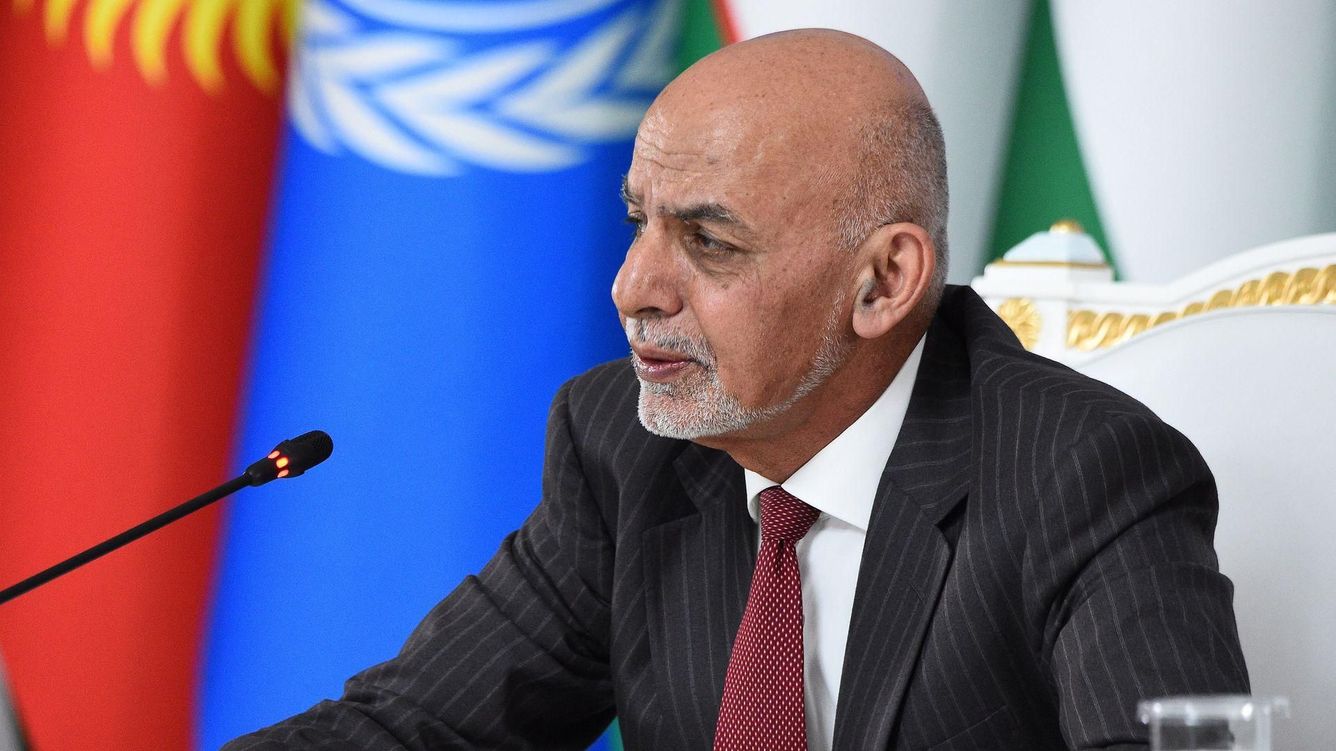 Президент Афганістану зрікся влади й утік в Таджикистан