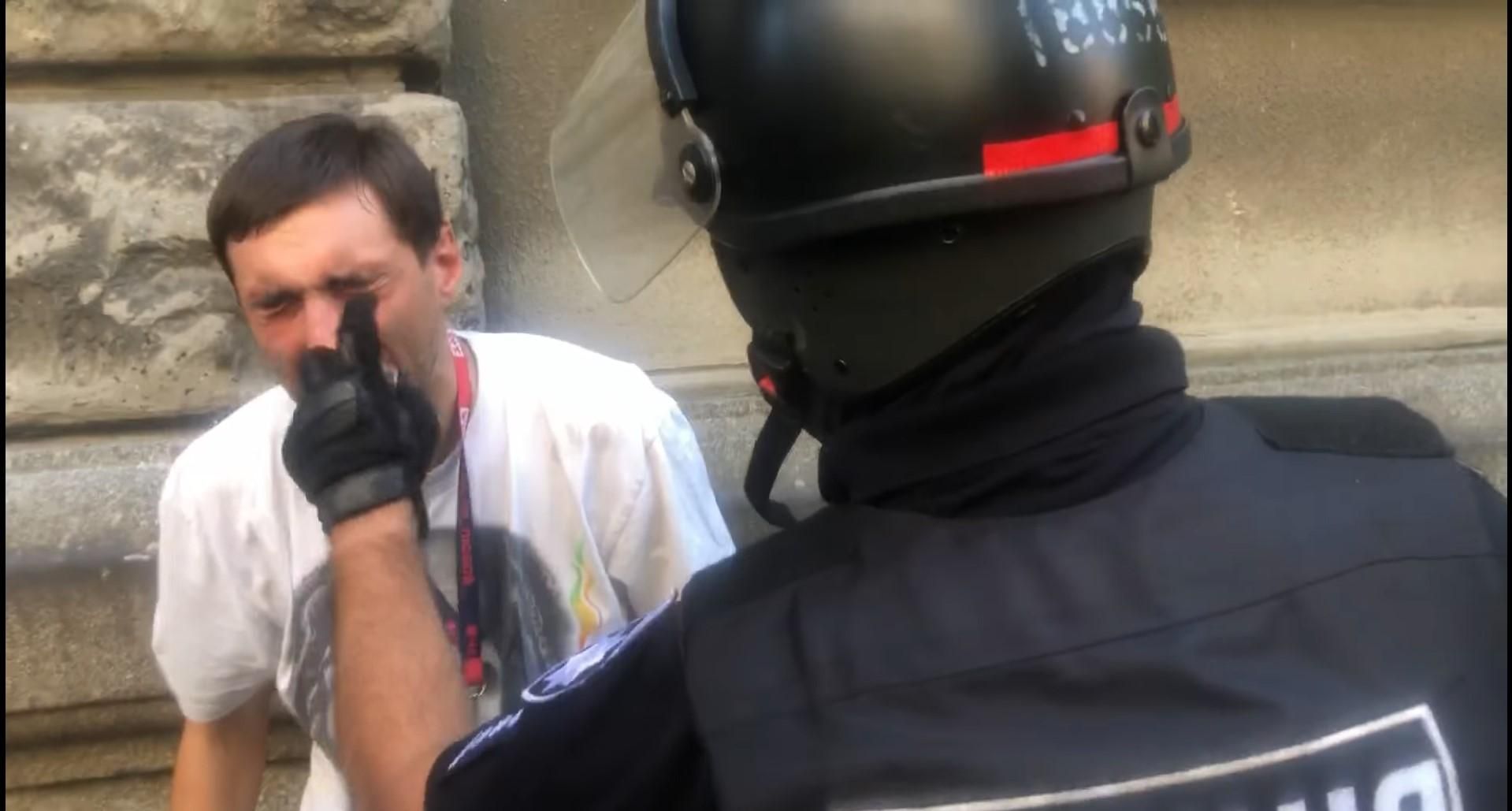 Во время протеста под ОП пострадал оператор 1 + 1 Антон Филипп - видео