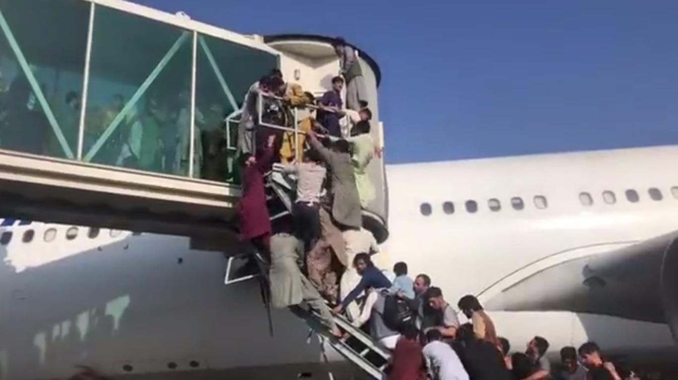В аеропорту Кабула хаос: люди штурмують літаки – відео