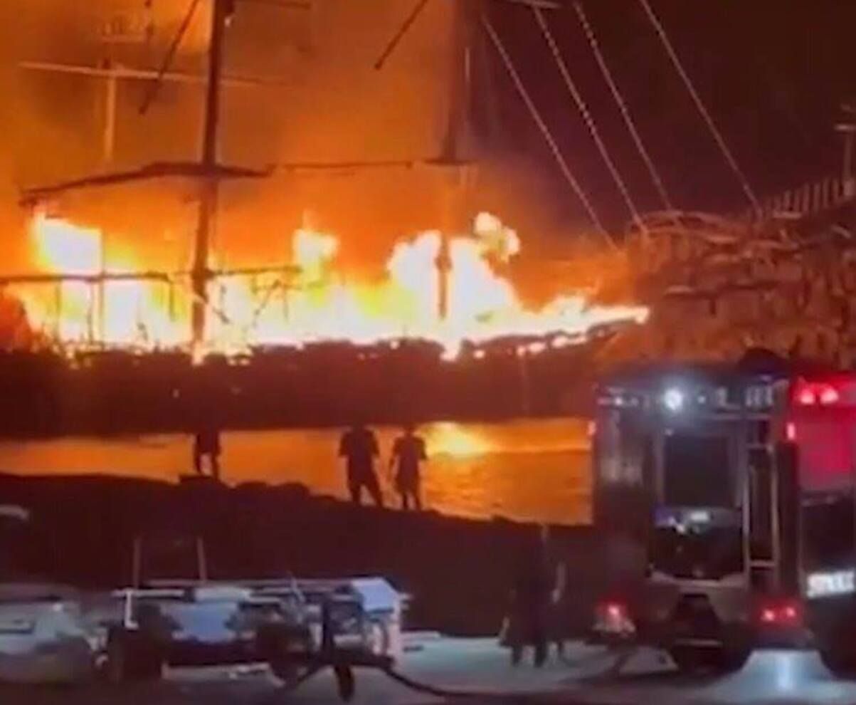 У курортній Аланії спалахнули екскурсійні судна – відео