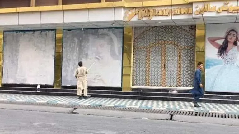 Таліби замальовують зображення жінок Таліби замальовують зображення жінок