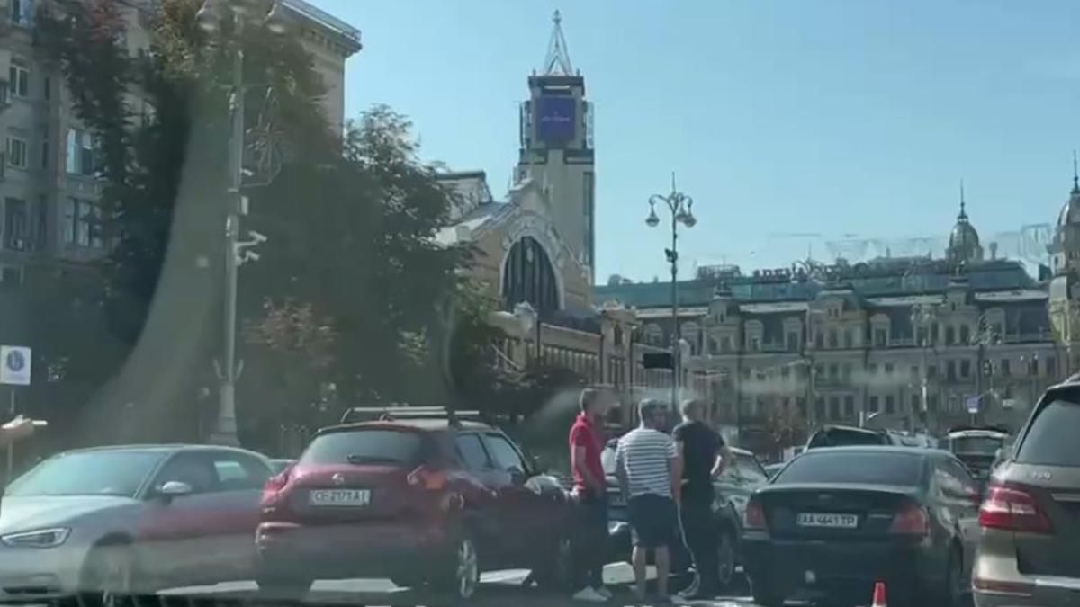 У КГГА масштабное ДТП: движение на Крещатике затруднено У КГГА масштабное ДТП: движение на Крещатике затруднено