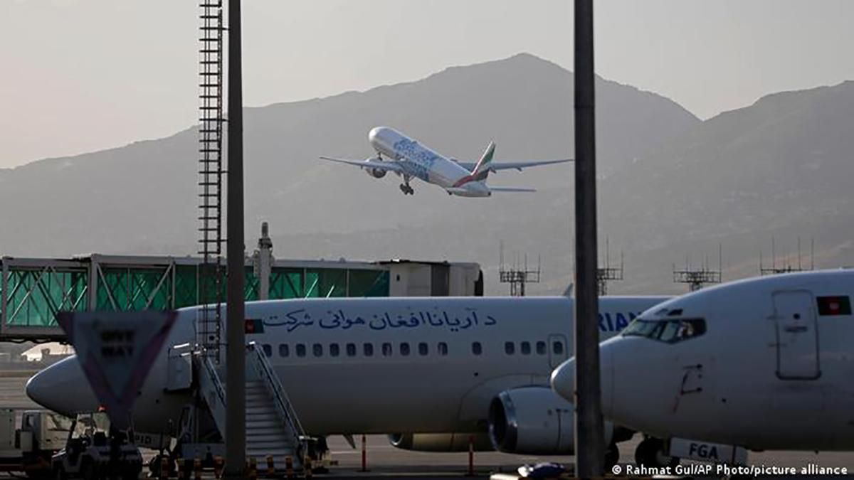 Авіалінії змінюють маршрути, щоб не потрапити в повітряний простір Афганістану - 24 Канал