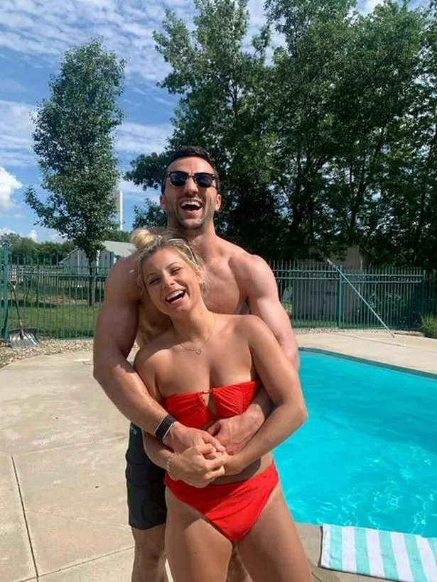 Хлопець пролетів через всю країну, щоб зустрітись з незнайомкою Хлопець пролетів через всю країну, щоб зустрітись з незнайомкою