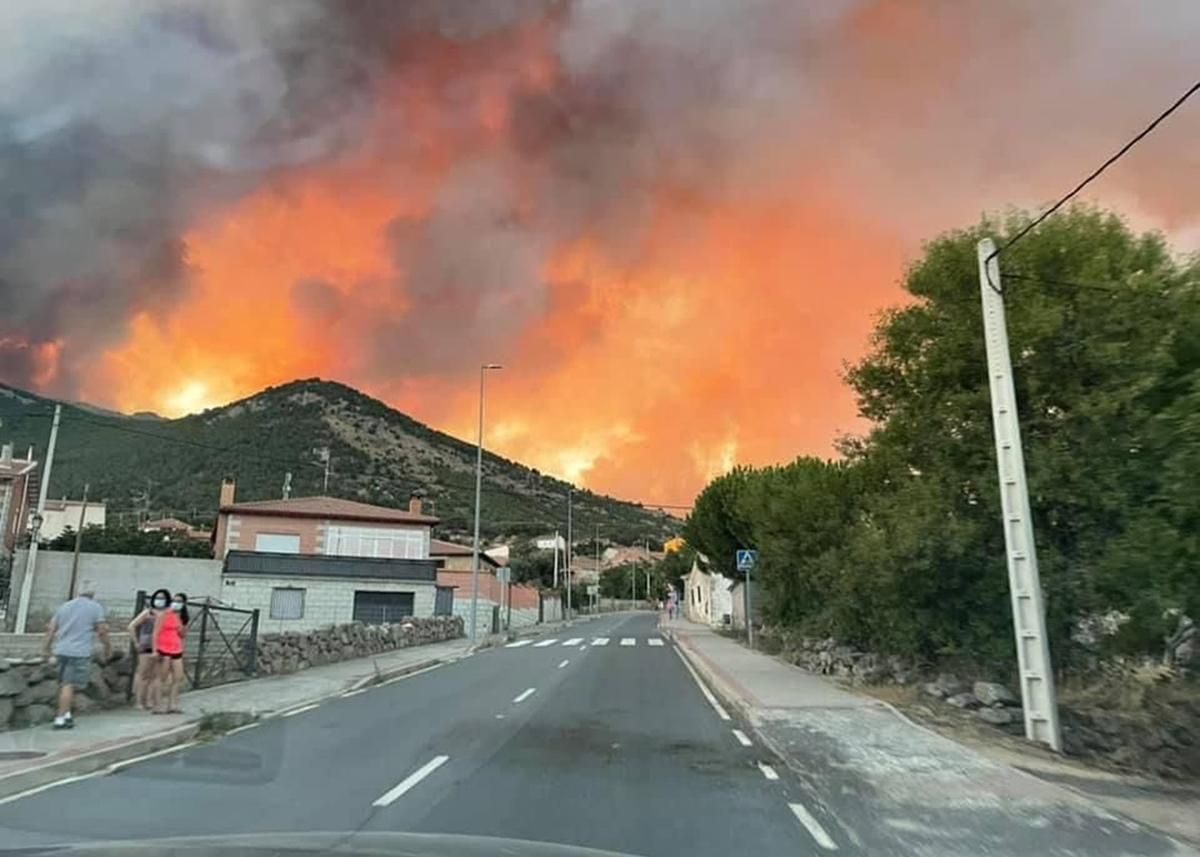 Все довкола затягнув густий дим: в Іспанії сотні людей евакуюють через страшні лісові пожежі - 24 Канал
