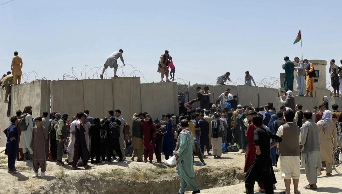 В аеропорті Кабула люди і далі намагаються втекти