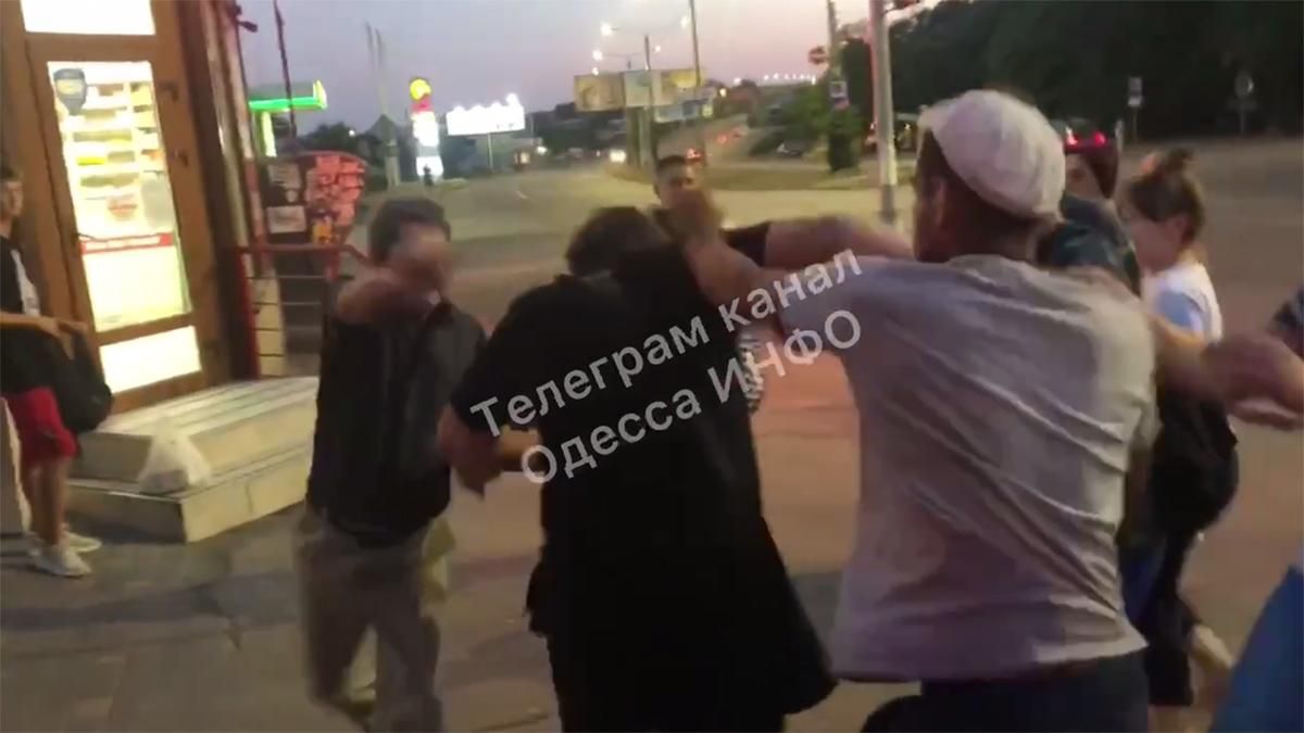 В Одессе толпа избила пассажира маршрутки: тот ударил женщину ногой – видео самосуда