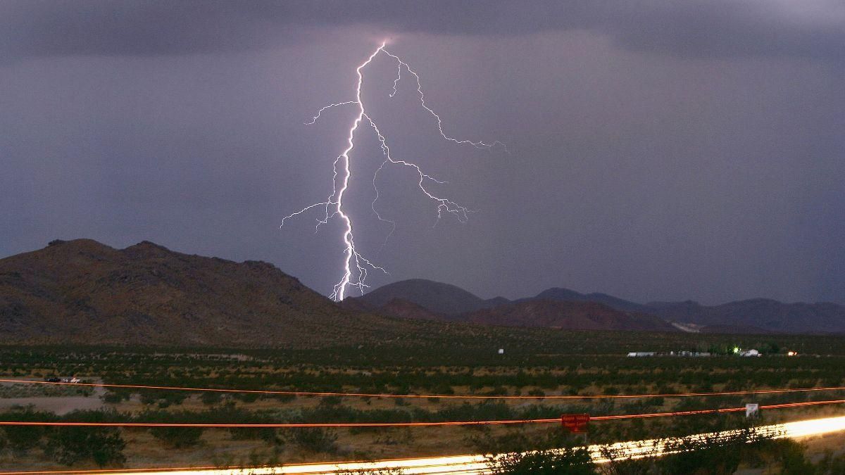 В Украину снова сунут грозы: спасатели предупреждают о непогоде В Украину снова сунут грозы: спасатели предупреждают о непогоде