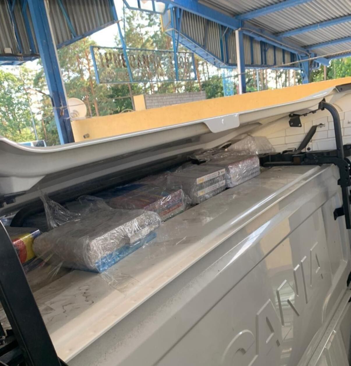 На границе задержали "грузовик-библиотеку" с книгами и прессой России На границе задержали "грузовик-библиотеку" с книгами и прессой России