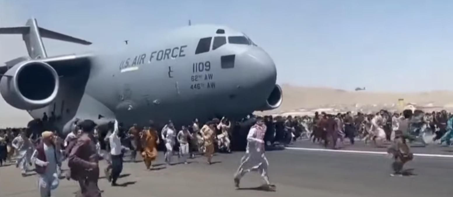 Цеплялись за самолет и блокировали взлетную полосу: США приостановили эвакуацию из Кабула