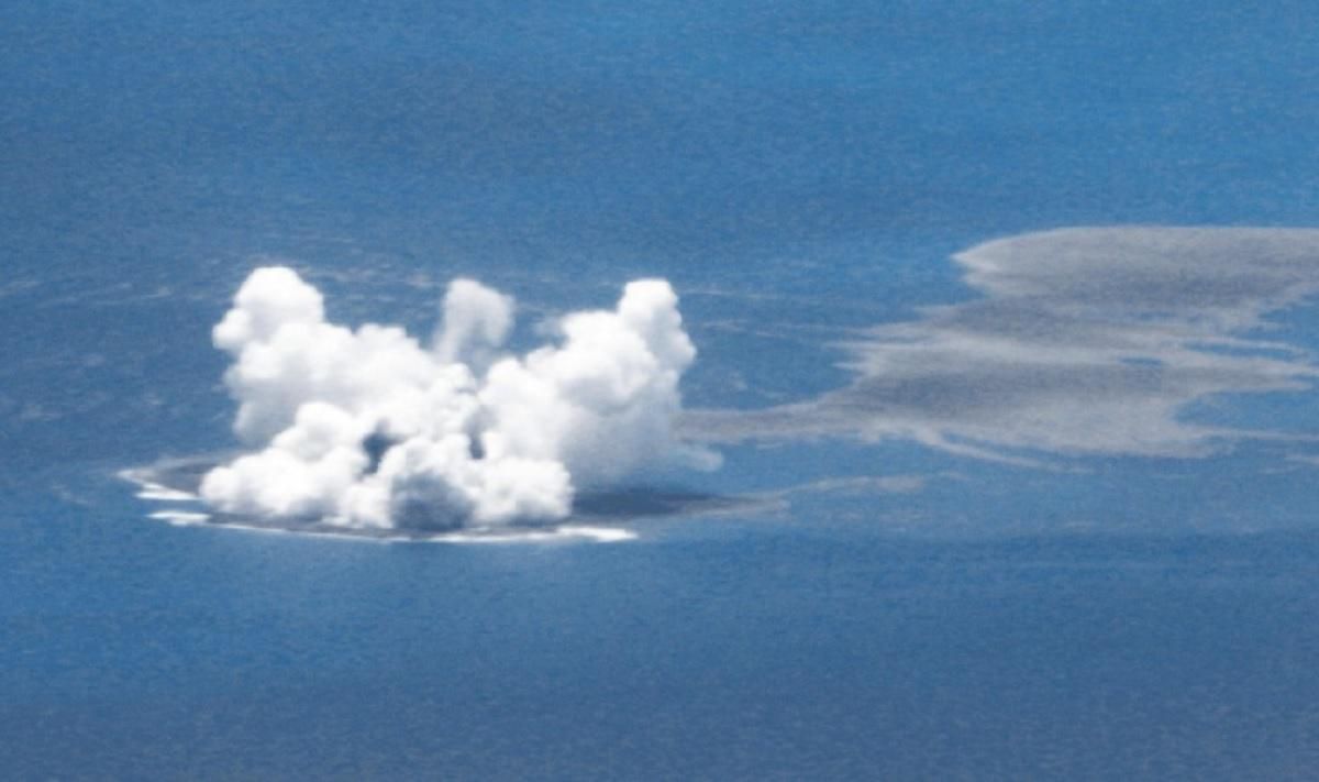 В Японии подводный вулкан после извержения образовал новый остров