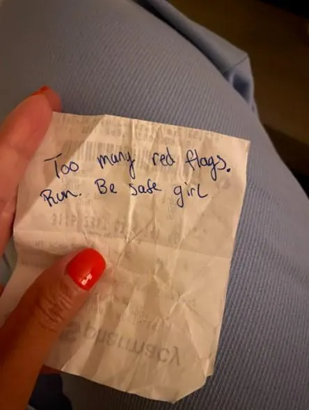 Записка, яку передав незнайомець / Фото твітер H.S. Записка, яку передав незнайомець / Фото твітер H.S.