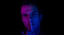 Беги отсюда: незнакомец шокировал девушку странной запиской во время свидания