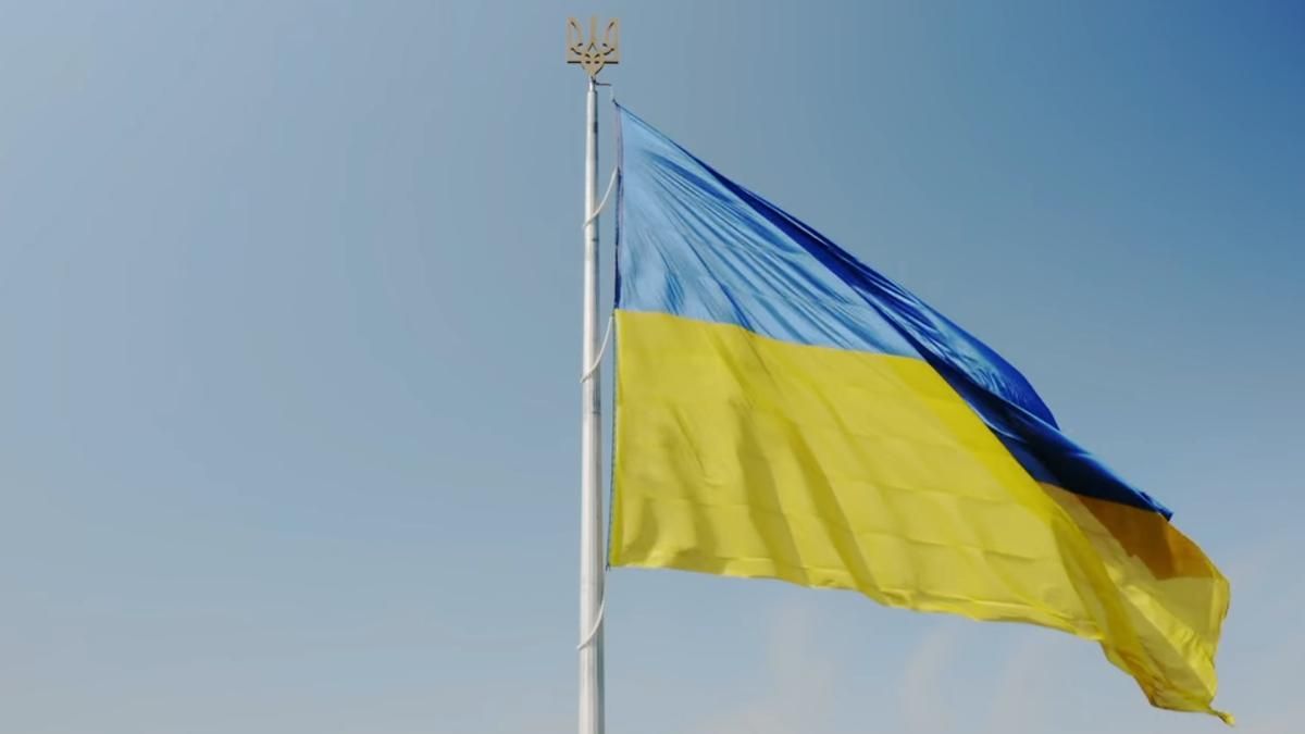 На флагшток самого большого флага Украины установили новый тризуб: захватывающее видео
