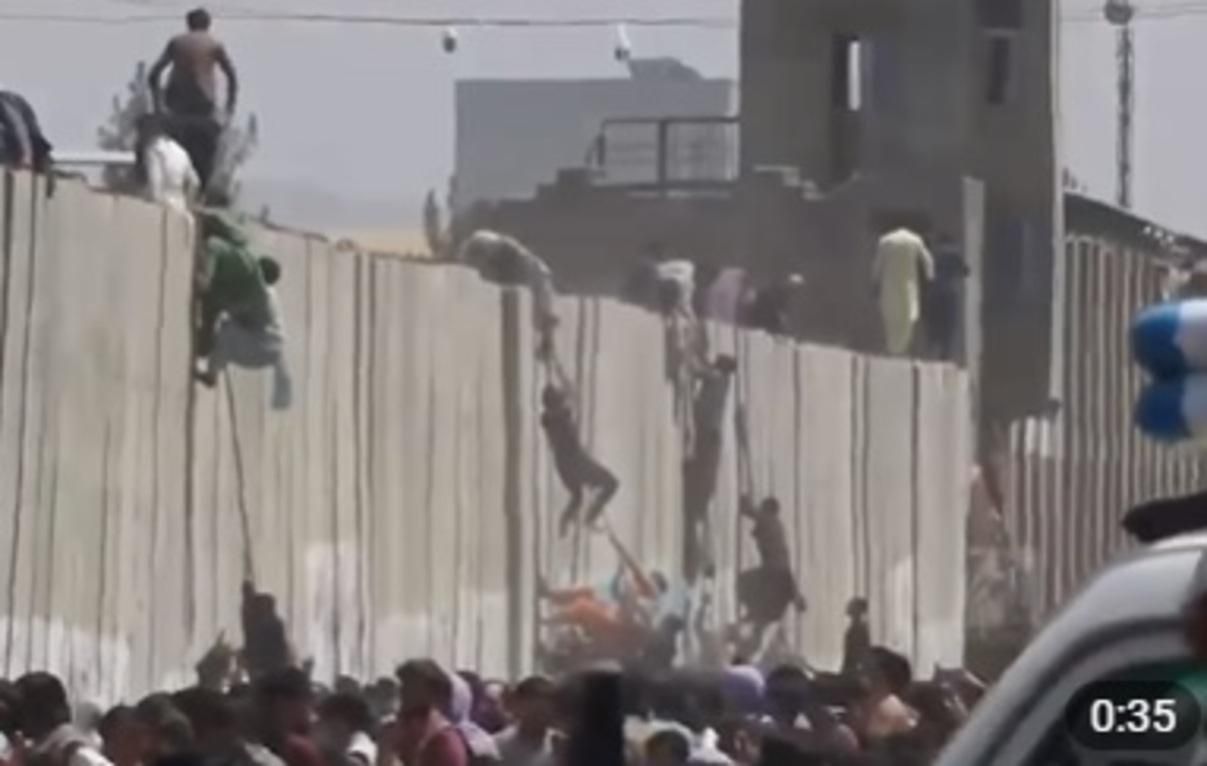 Хаос в аэропорту Кабула: погибли 7 человек, военный США пострадал – СМИ Хаос в аэропорту Кабула: погибли 7 человек, военный США пострадал – СМИ