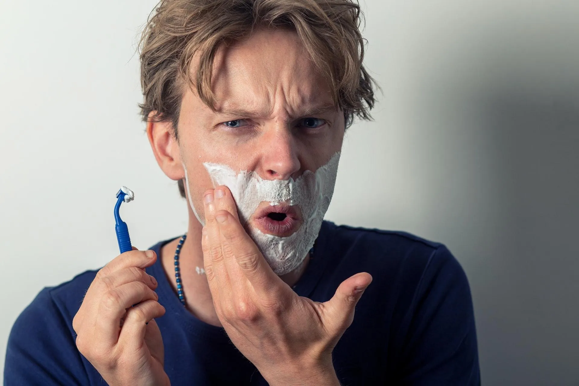 Не стоит слишком агрессивно давить на кожу во время бритья