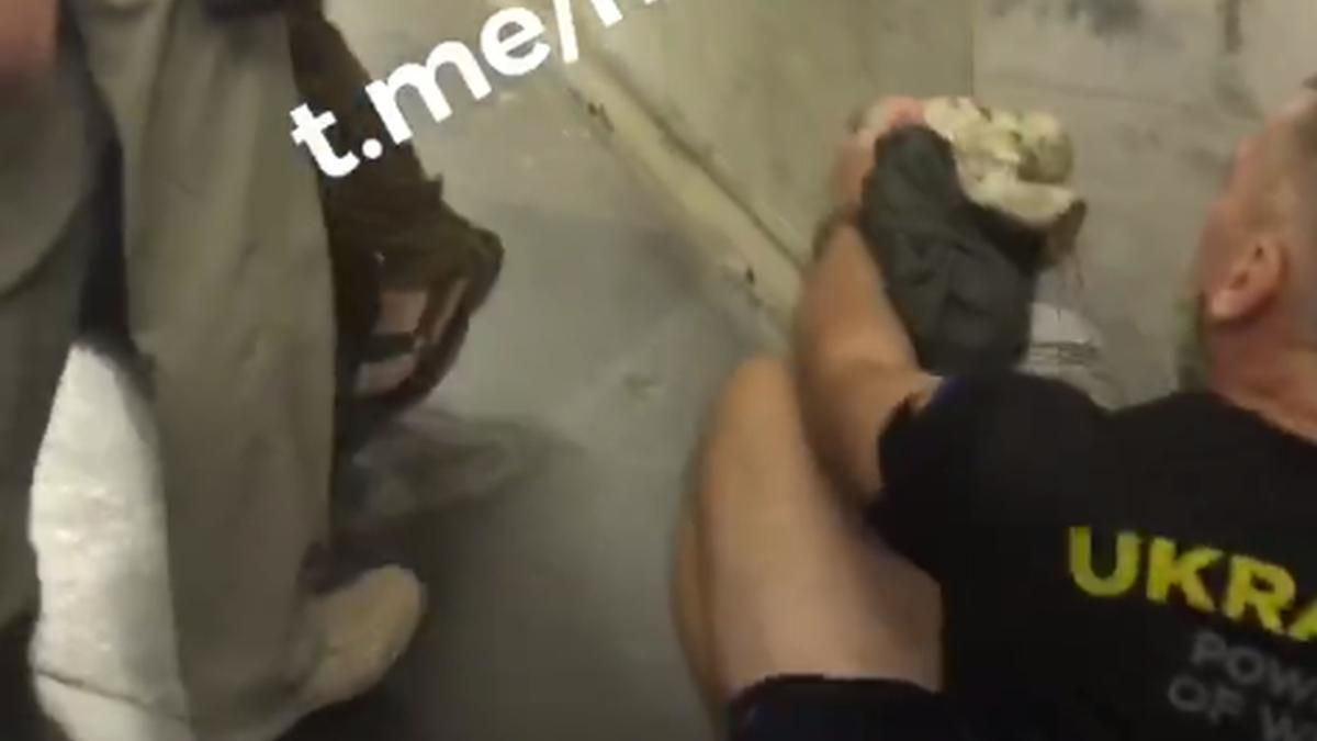 В метро Киева мужчина подрался с ветераном, их растягивали пассажиры: видео