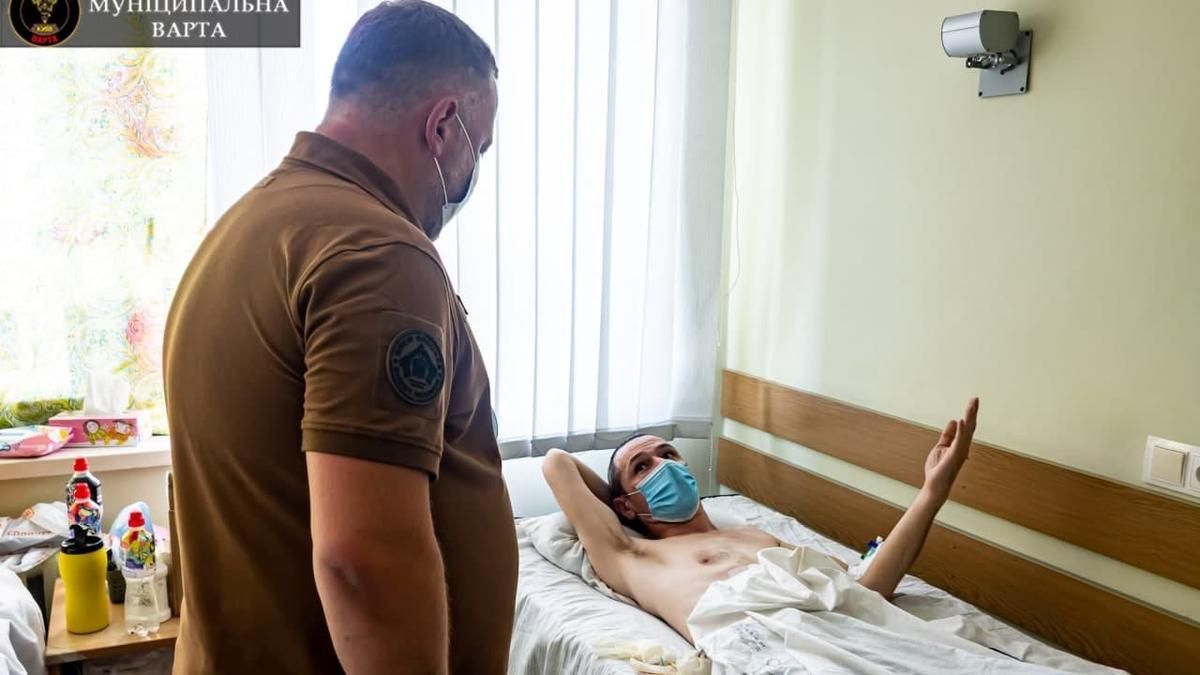 Сделал замечание шумной компании: в Киеве подрезали бойца муниципальной стражи Сделал замечание шумной компании: в Киеве подрезали бойца муниципальной стражи