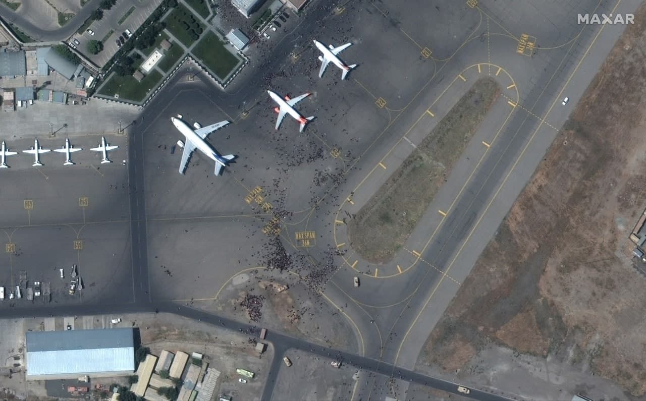 Затори й тьма людей: вигляд аеропорту в Кабулі зняли з космосу - 24 Канал