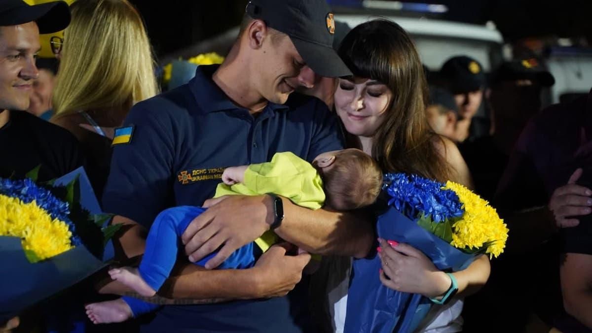 Украинские спасатели вернулись из Греции: эмоциональные фото встречи с семьями - Украина новости - 24 Канал