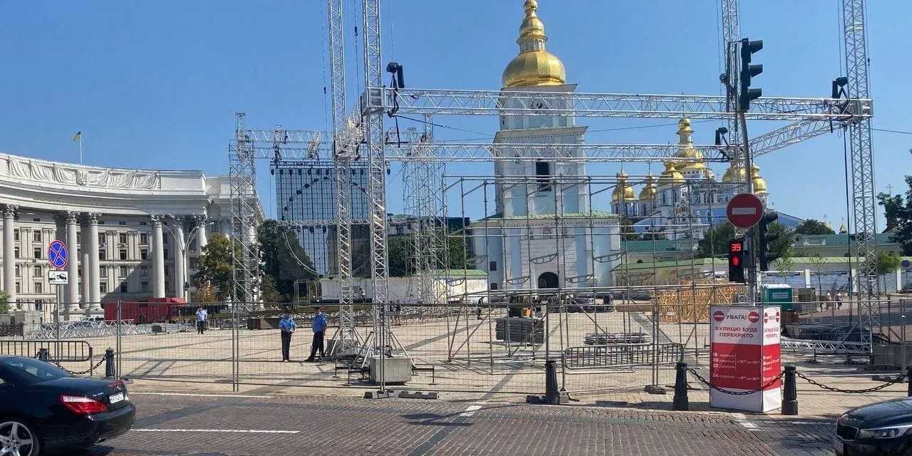 Каркас сцени на Михайлівській площі Каркас сцени на Михайлівській площі