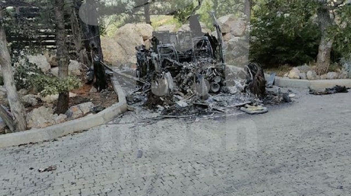 В окупованому Криму спалили автомобіль вартістю понад 400 тисяч доларів: фото елітного брухту - Україна новини - 24 Канал