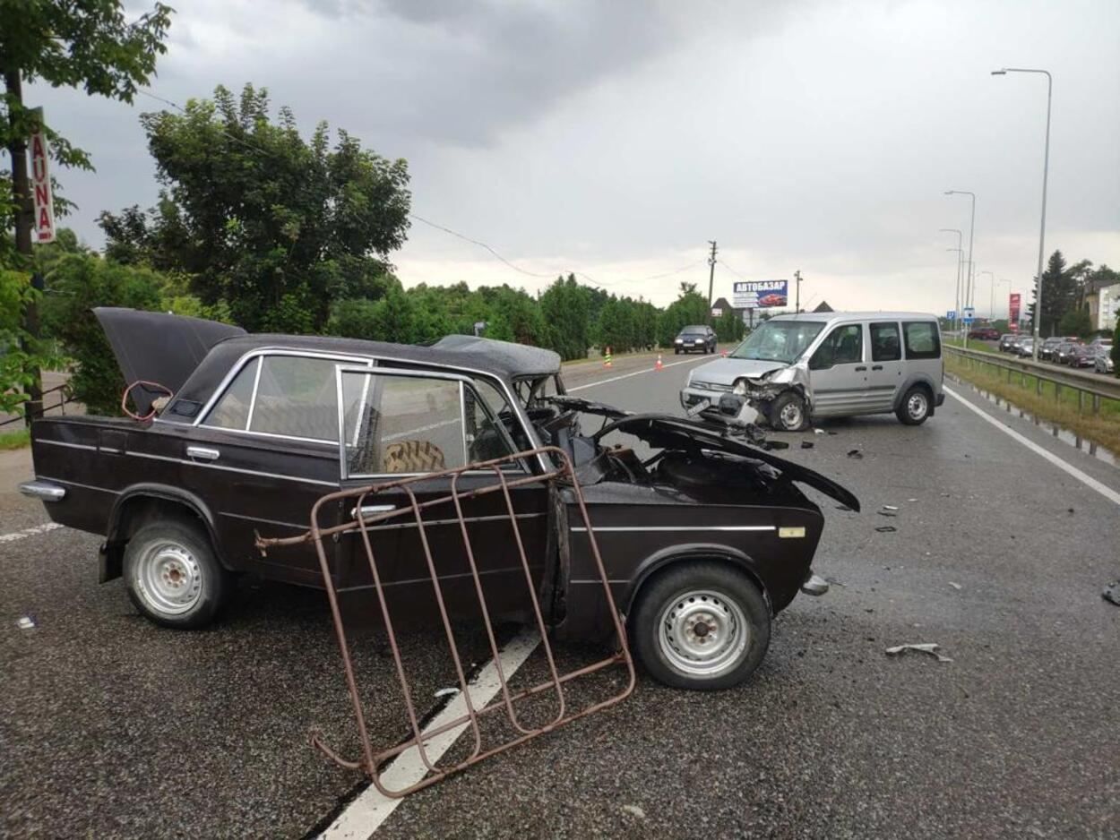 На трассе Киев – Чоп ВАЗ влетел в Ford: водитель погиб, 14-летняя девочка – в больнице