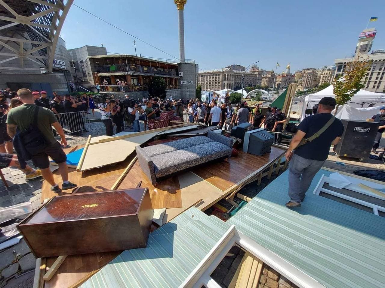 У Києві повалили радянські декорації, встановлені до Дня Незалежності: відбулися сутички – відео - Новини Київ - Київ У Києві повалили радянські декорації, встановлені до Дня Незалежності: відбулися сутички – відео - Новини Київ - Київ