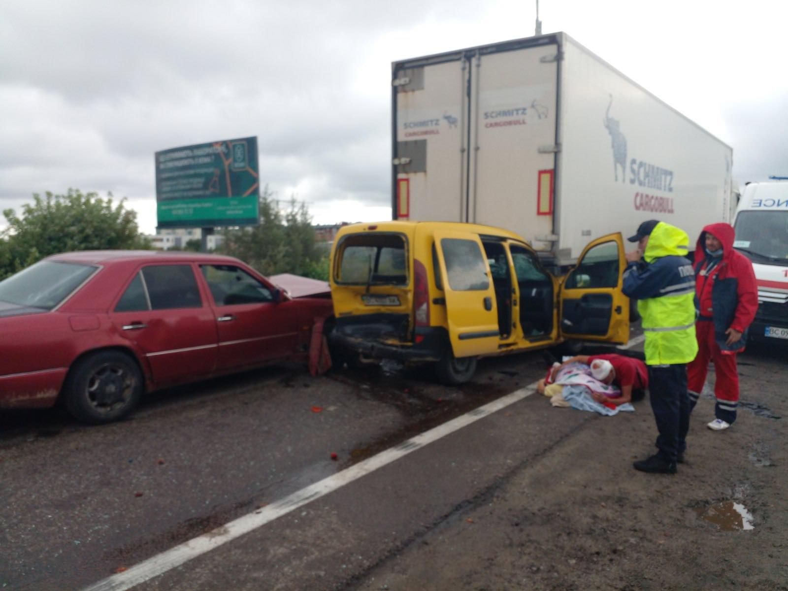 У потрійній ДТП біля Львова загинула пасажирка Renault: фото і відео - Новини Львова сьогодні - Львів