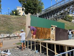 Організатори погодилися забрати радянські декорації з алеї Небесної Сотні