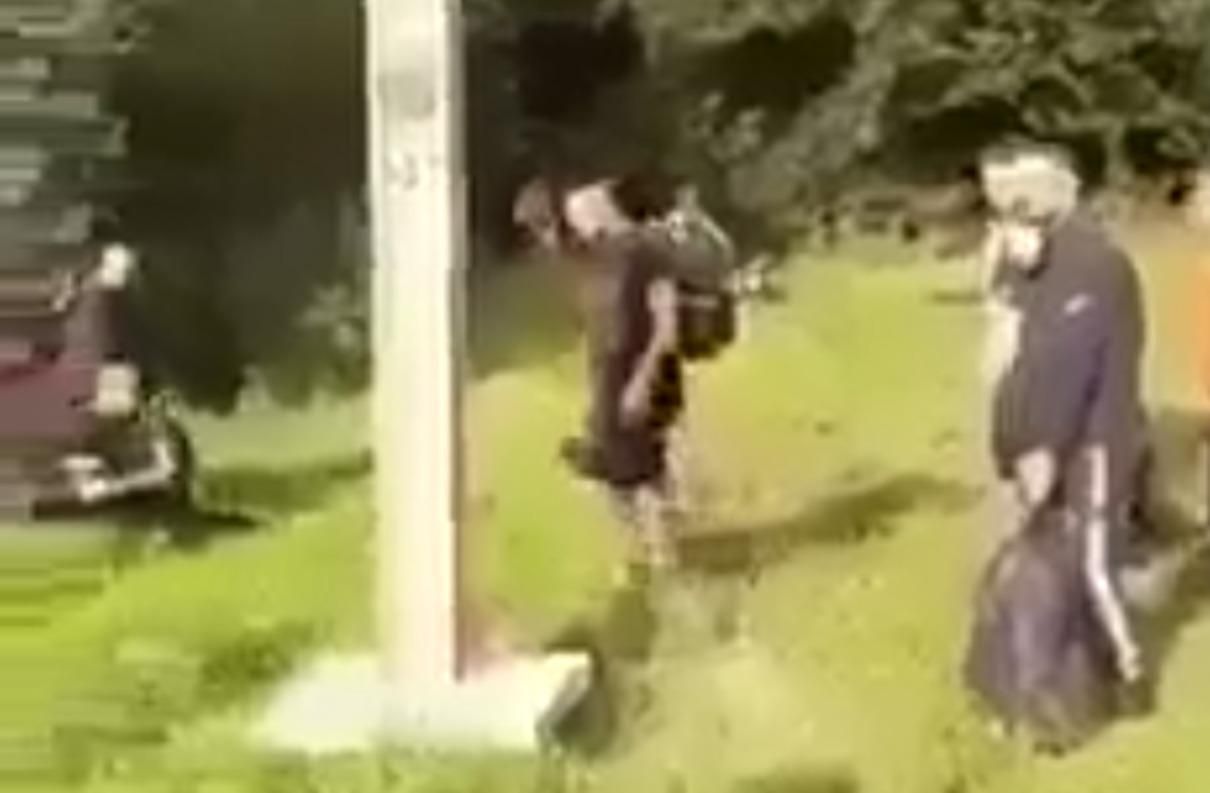 Білоруські прикордонники зі зброєю і собаками женуть нелегалів у бік Польщі - новини Білорусь - 24 Канал Білоруські прикордонники зі зброєю і собаками женуть нелегалів у бік Польщі - новини Білорусь - 24 Канал