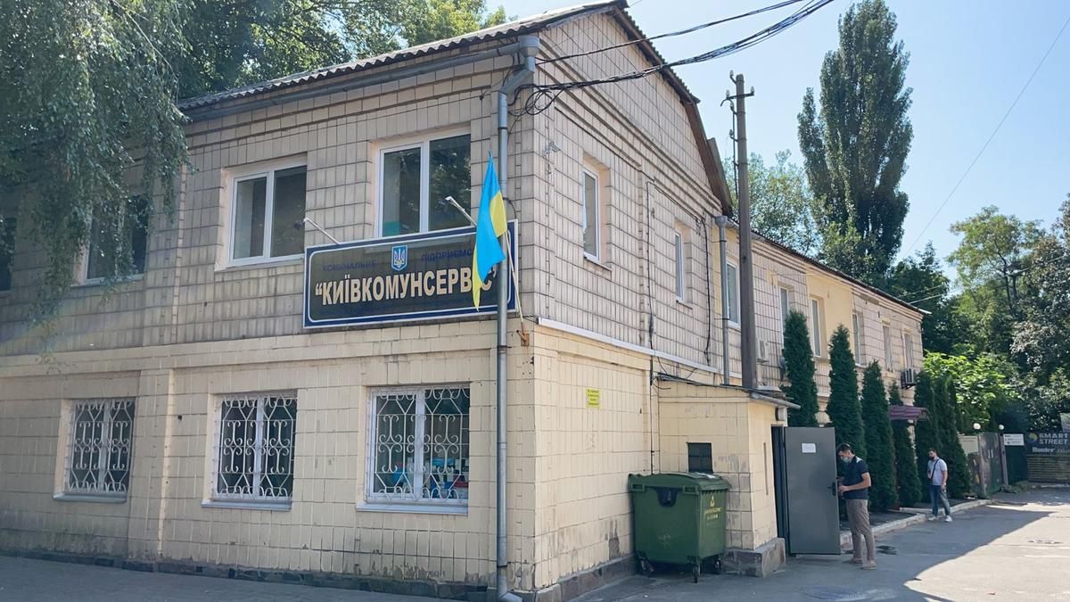 Прокуроры обыскивают киевских коммунальщиков из-за неубранного мусора