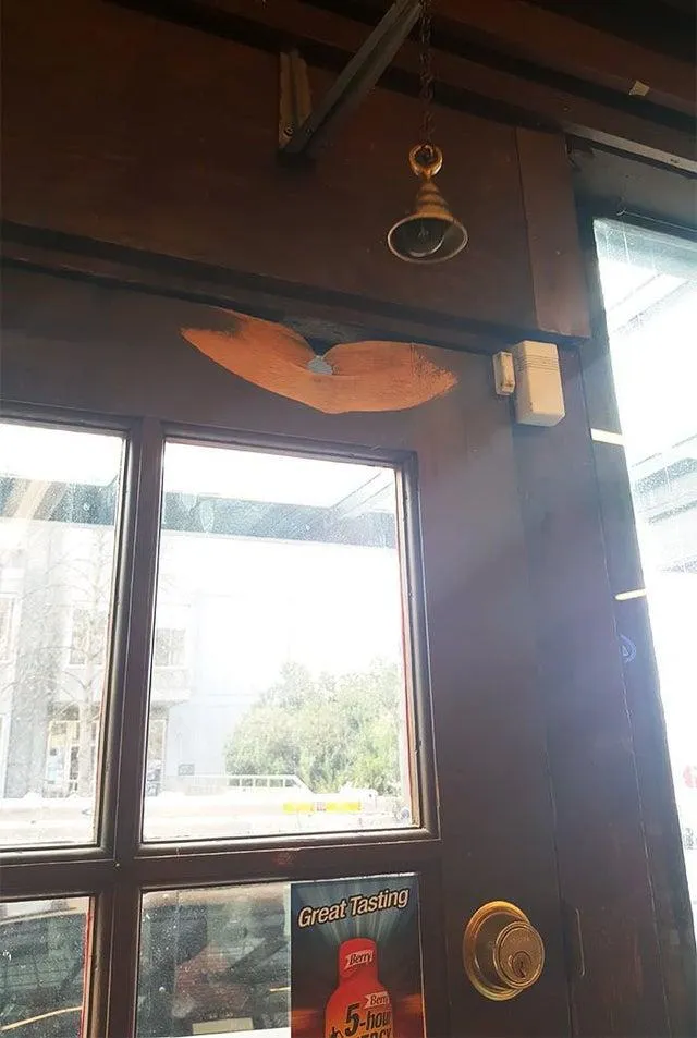 Дверний дзвінок у магазині, якй висів тут роками Дверний дзвінок у магазині, якй висів тут роками