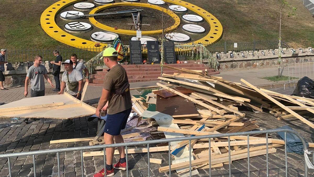 Аллею Героев Небесной Сотни освободили от советских декораций: видео Аллею Героев Небесной Сотни освободили от советских декораций: видео