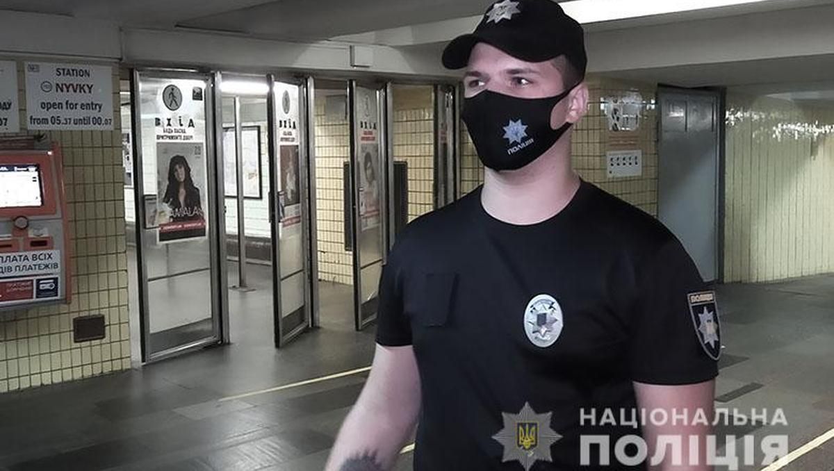 Завдяки дефібрилятору: у київському метро поліцейський врятував життя чоловіку – відео - Київ Завдяки дефібрилятору: у київському метро поліцейський врятував життя чоловіку – відео - Київ