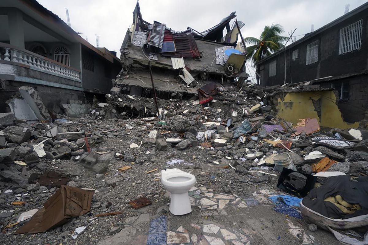 Люди залишились без дому та голодують: кількість жертв землетрусу в Гаїті зросла до 2 тисяч - 24 Канал