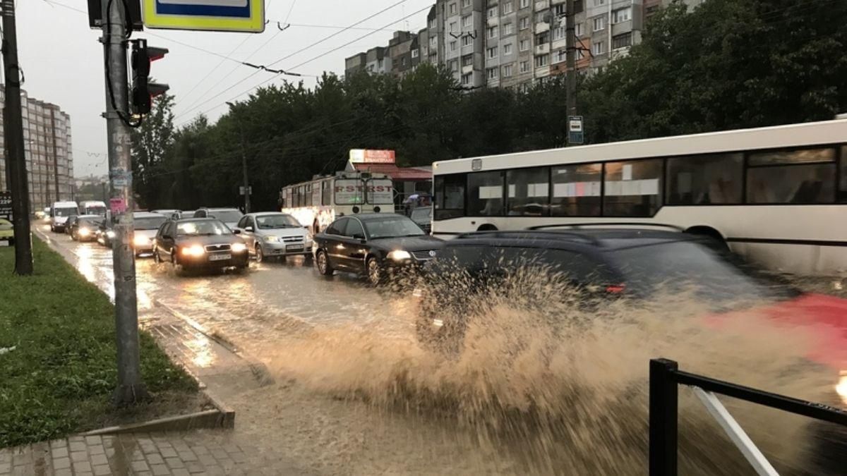 Хмельницький накрила сильна злива: пішоходи брели по воді – фото, відео - Україна новини - 24 Канал