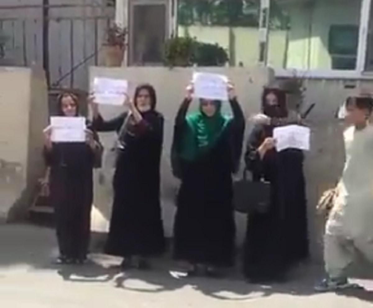Вимагають рівноправ'я: в Афганістані жінки чи не вперше вийшли на протест – відео акції - 24 Канал