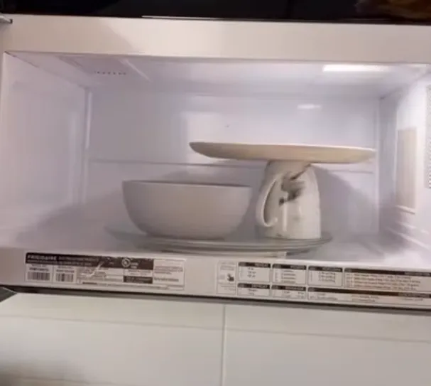 Щоб розігріти дві тарілки, поставте одну із них на чашку Щоб розігріти дві тарілки, поставте одну із них на чашку