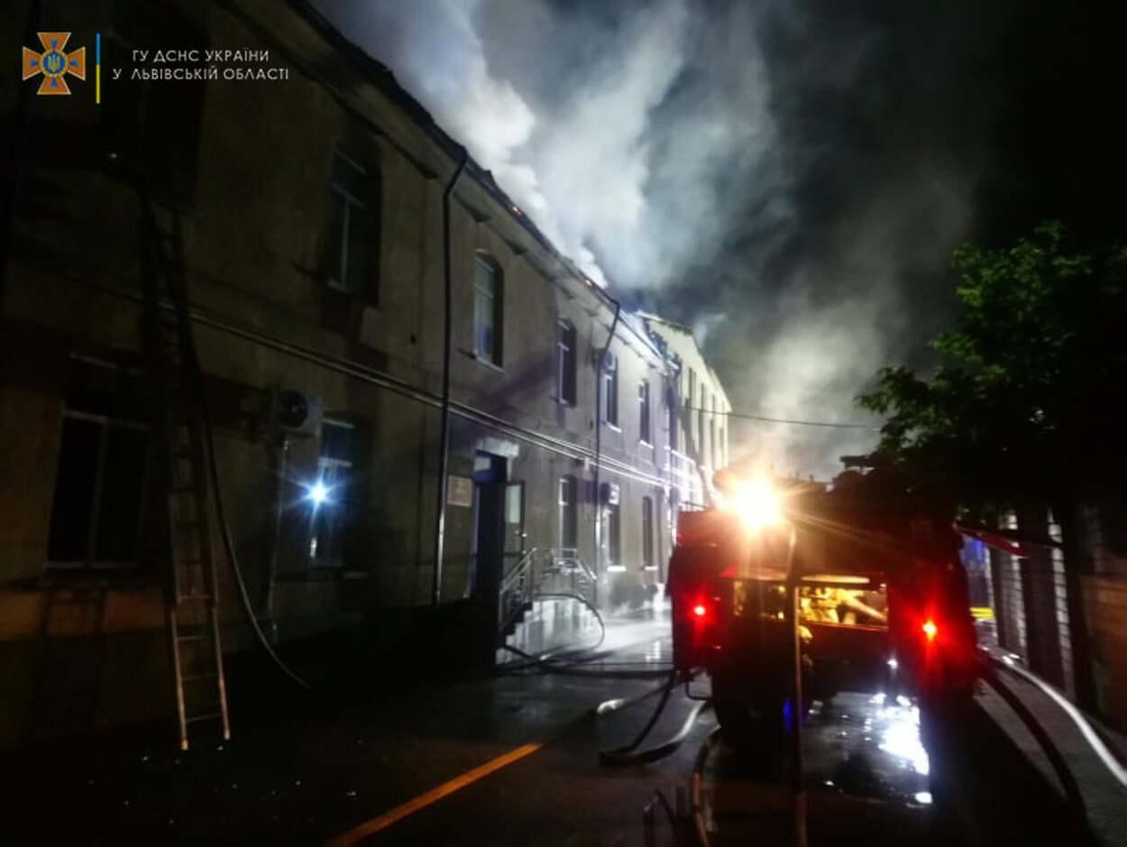 У Золочеві трапилась масштабна пожежа на радіозаводі: вогонь гасили 65 рятувальників - Новини Львів - Львів У Золочеві трапилась масштабна пожежа на радіозаводі: вогонь гасили 65 рятувальників - Новини Львів - Львів