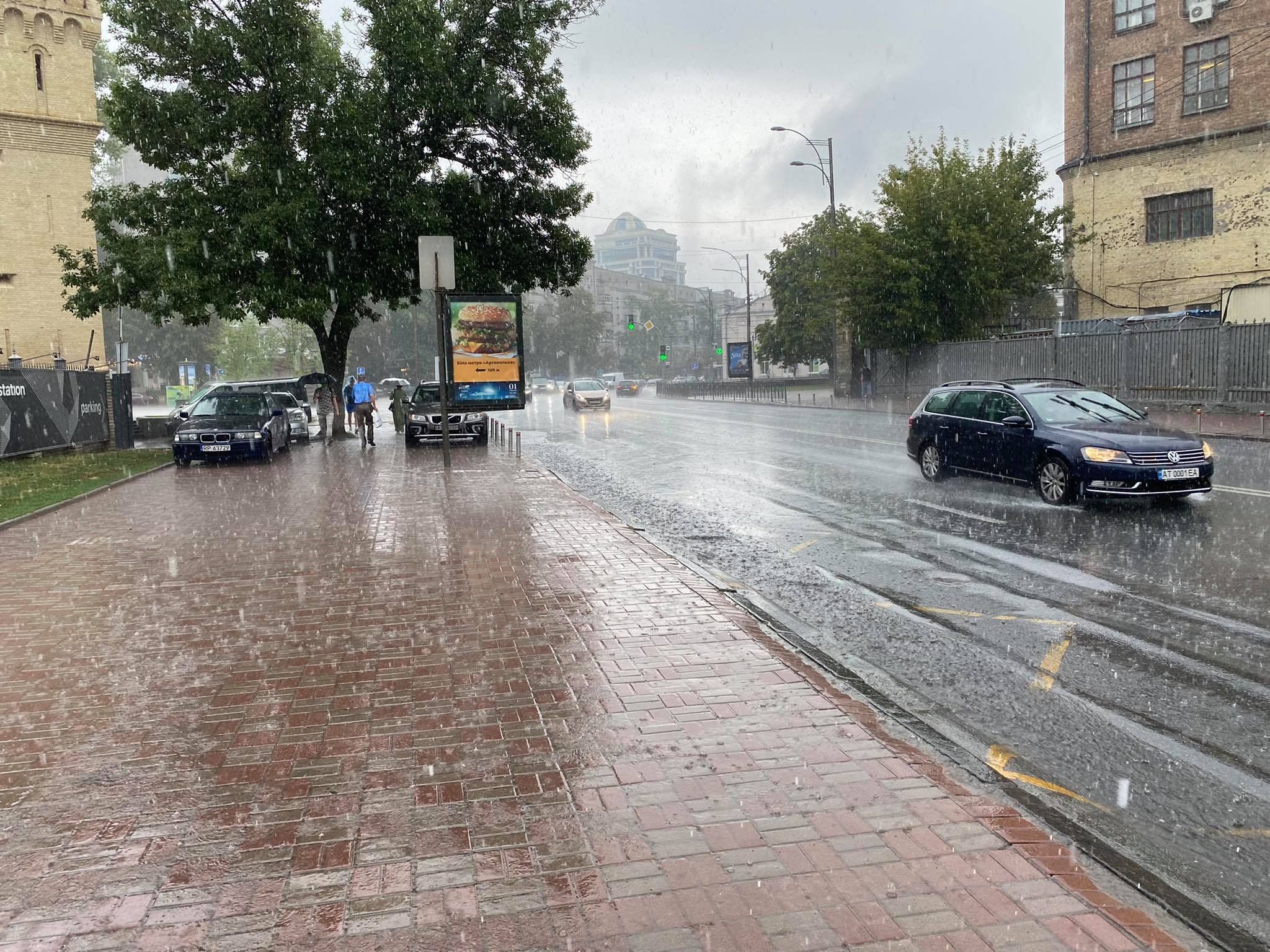 В Киеве утро началось с ливня, в обед прогнозируют грозы и град – видео непогоды В Киеве утро началось с ливня, в обед прогнозируют грозы и град – видео непогоды