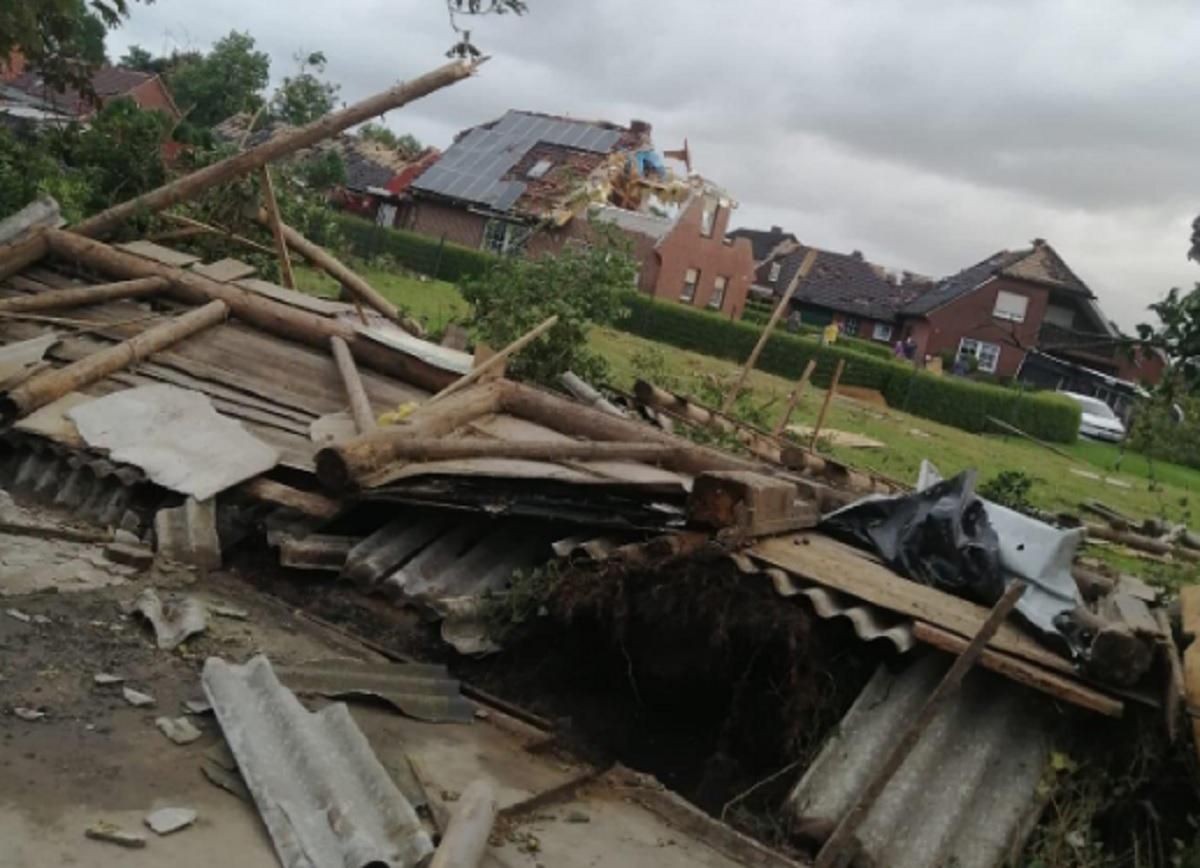 Срывал крыши и переворачивал машины: по Германии пронесся мощный торнадо – видео непогоды Срывал крыши и переворачивал машины: по Германии пронесся мощный торнадо – видео непогоды